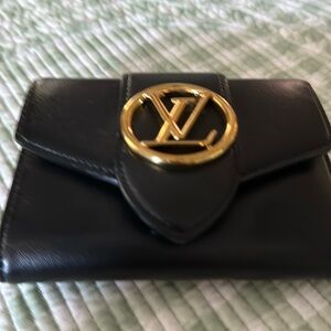 Louie Vittuon wallett. Looks brand new. Black leather